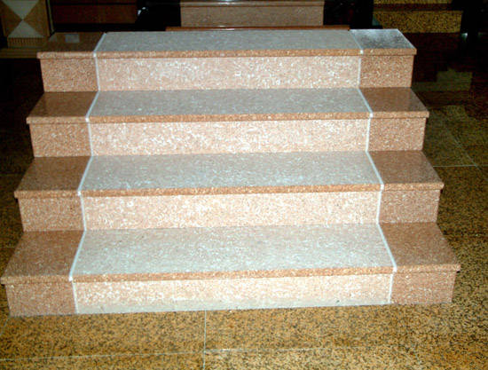 商场楼梯采用水磨石材台面